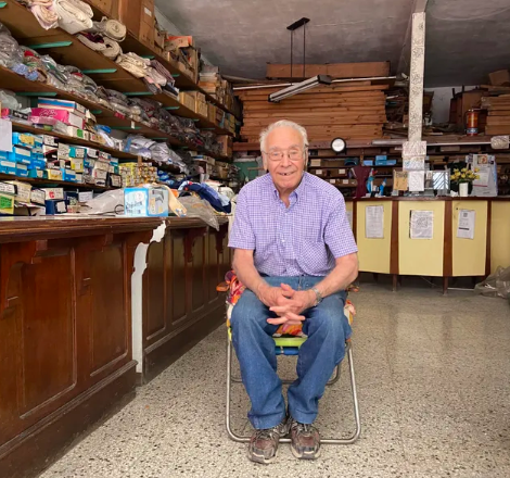 El abuelo que se volvió viral por mirar el mundial en la vereda de una casa de electrodomésticos de Paraná