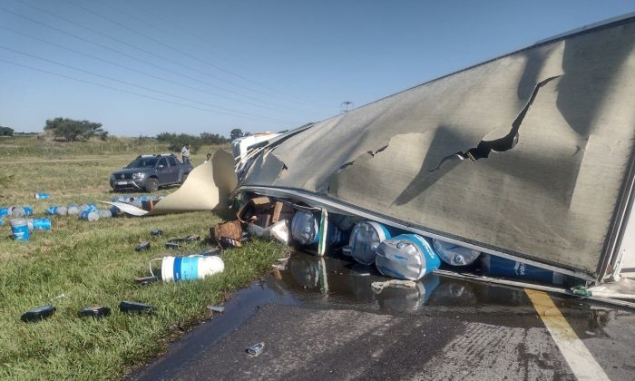 Un camión cargado con aceite volcó en la autovía