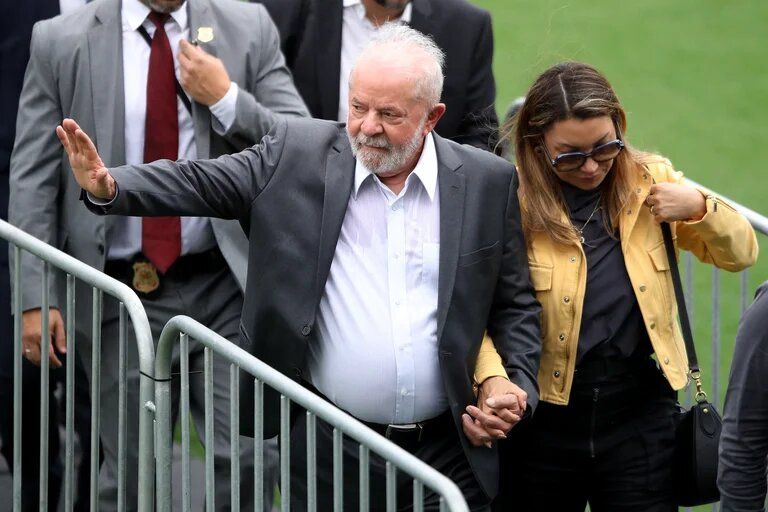 La despedida a Pelé: el presidente Lula pasó por el funeral para darle el último adiós a la leyenda de Brasil