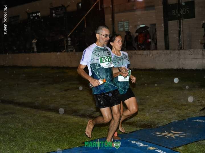 Una pareja que práctica descalcismo, corrió la Maratón de los Dos Años