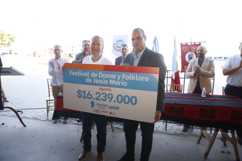 Schiaretti entregó más de $16 millones en aportes al Festival de Doma y Folklore