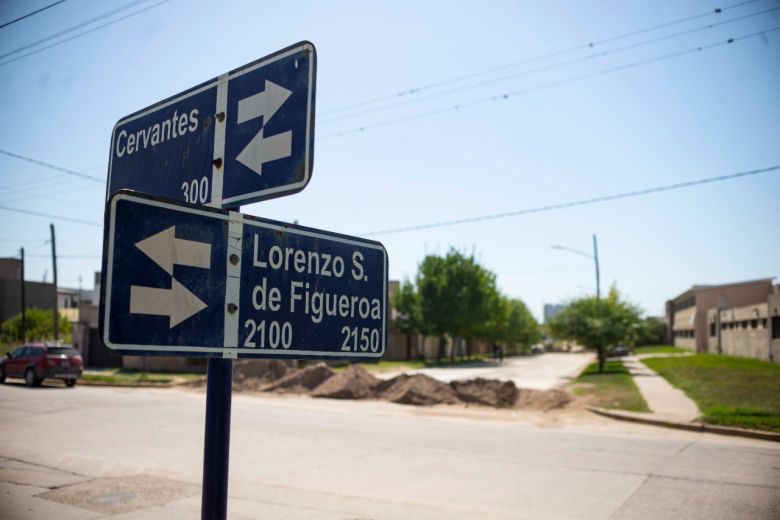 Llamosas recorrió las obras de pavimentación en Lorenzo Suárez de Figueroa y Tejerina Norte