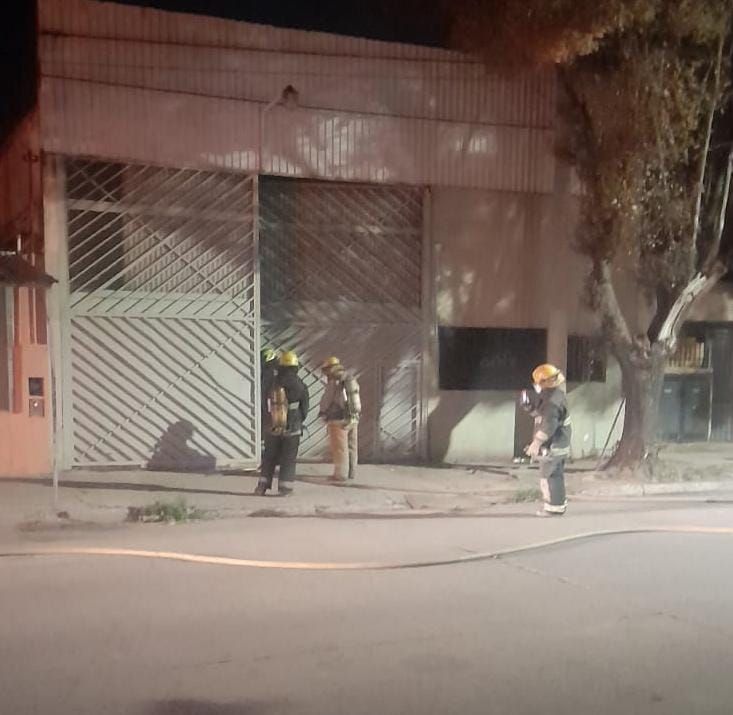 Incendio en el depósito de un supermercado del Alberdi 