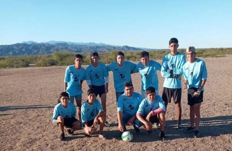 Sueñan con un club de fútbol para sus hijos: desde arcos, hasta indumentaria necesitan estos argentinos