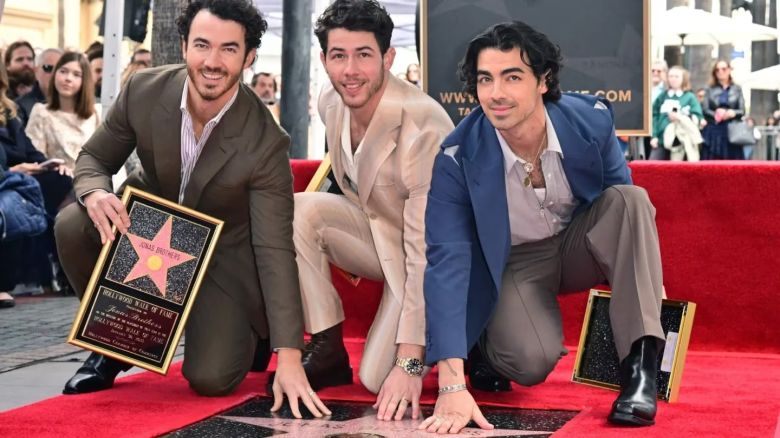 Los Jonas Brothers recibieron su estrella en el Paseo de la Fama de Hollywood y anunciaron nuevo disco