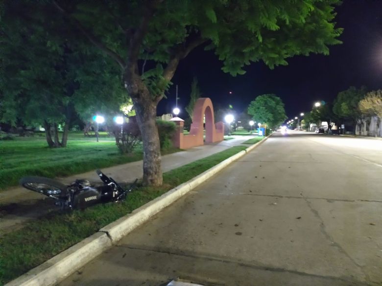 Un motociclista perdió el control y cayó contra el asfalto en General Cabrera