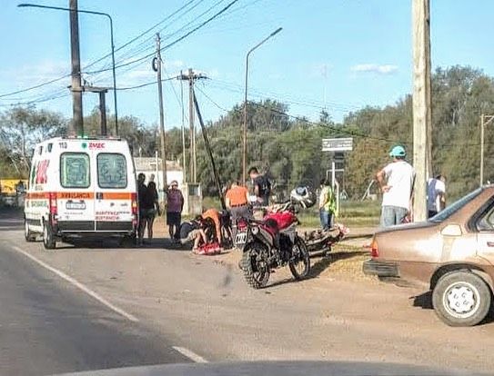 Un automóvil colisionó con una moto con varios heridos