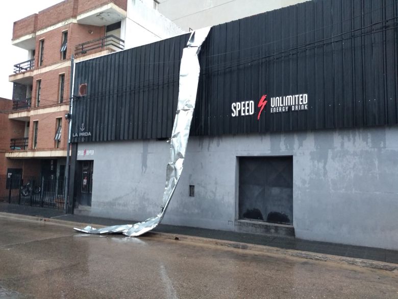 El fuerte viento ocasionó el desprendimiento de la cartelería de un pub