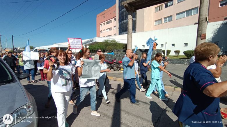En Río Cuarto marcharon por salarios y el reclamo de la incorporación de una médica 