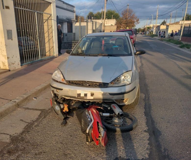 Una motociclista resultó herida tras colisionar con un automóvil 
