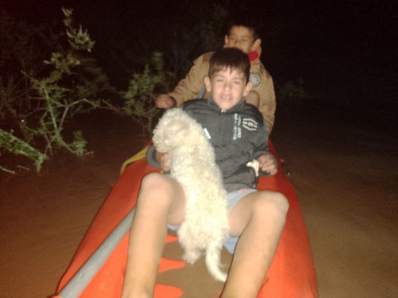 Bomberos de Alejandro Roca debieron rescatar a vecinos de Paso del Durazno con kayak
