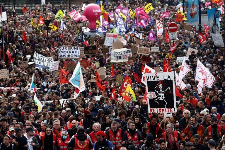 Francia: Más de diez marchas con violencia contra la reforma previsional