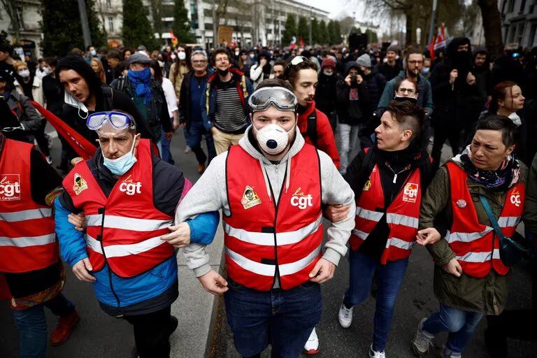 Francia: Más de diez marchas con violencia contra la reforma previsional