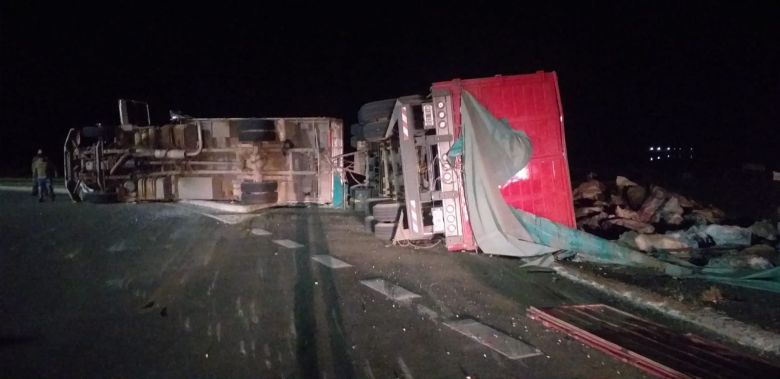 Un camión volcó en la rotonda de ingreso a Achiras