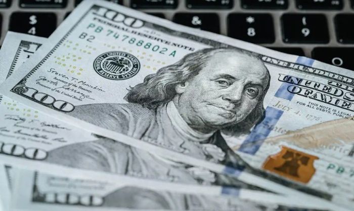 El dólar “blue” sigue su ascenso y cerró a $462 