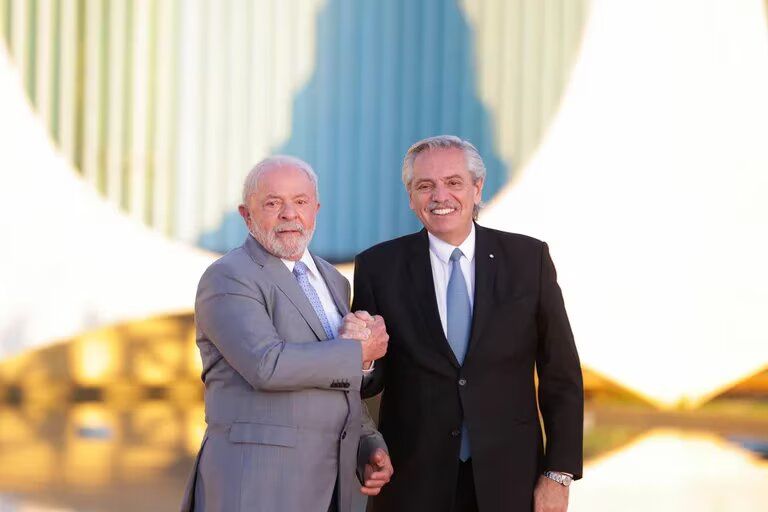 Lula ofreció a Alberto Fernández negociar un acuerdo con los BRICS y sostener las importaciones de Brasil 