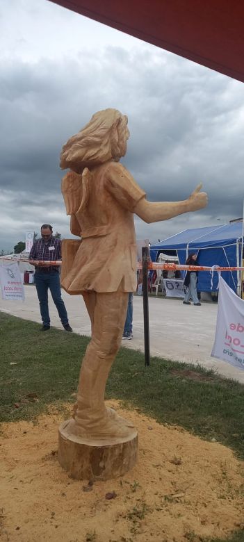 Con un homenaje a las “Maestras del interior”, ganó un concurso internacional de escultores