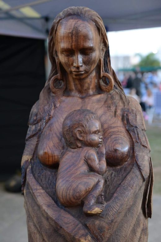 Con un homenaje a las “Maestras del interior”, ganó un concurso internacional de escultores