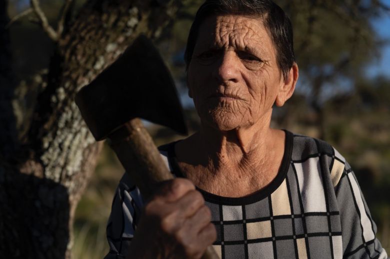 Las hacheras de La Maruja, La Pampa, que dedicaron su vida al monte de caldén