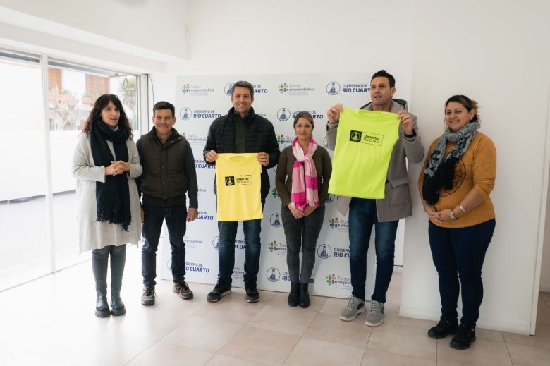 Casa Trama Emprendedora entregó 250 pecheras a Deportes Río Cuarto