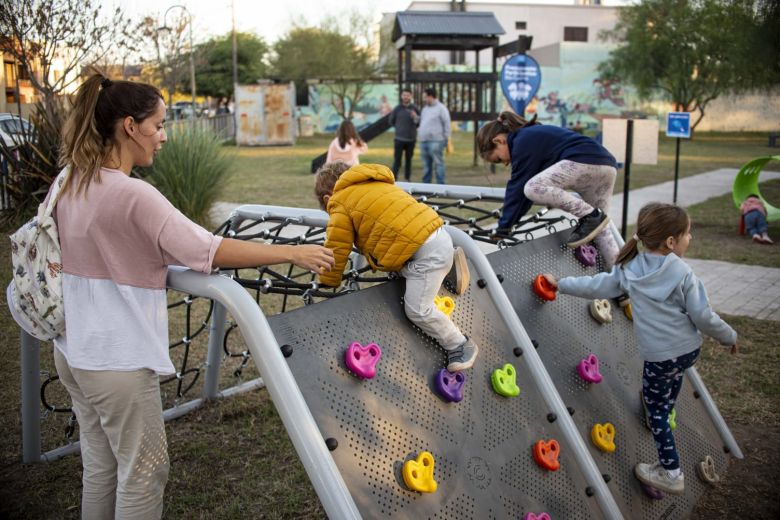 Llamosas inauguró la primera plaza sensorial adaptada para niños y niñas TEA