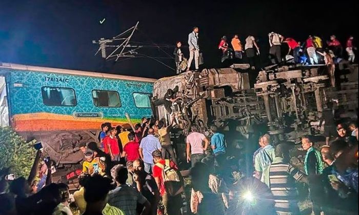 India: fatal accidente de trenes causó la muerte de 120 personas y casi 800 heridos
