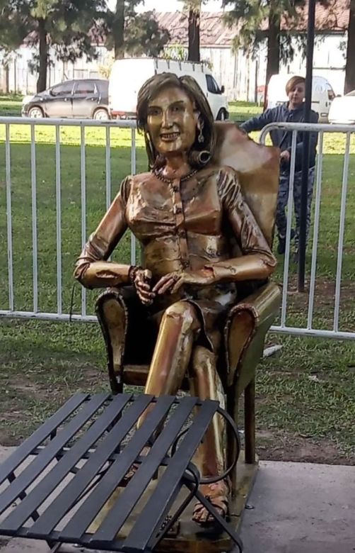 El escultor que quedó en medio de la polémica por el homenaje a Mirtha Legrand en Villa Cañás