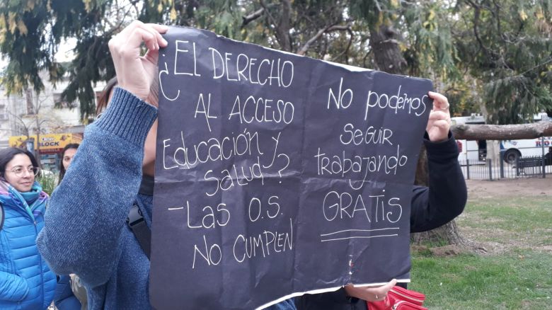 Protesta de educadores de personas con discapacidad por la demora en el pago de sus prestaciones