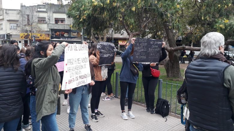 Protesta de educadores de personas con discapacidad por la demora en el pago de sus prestaciones