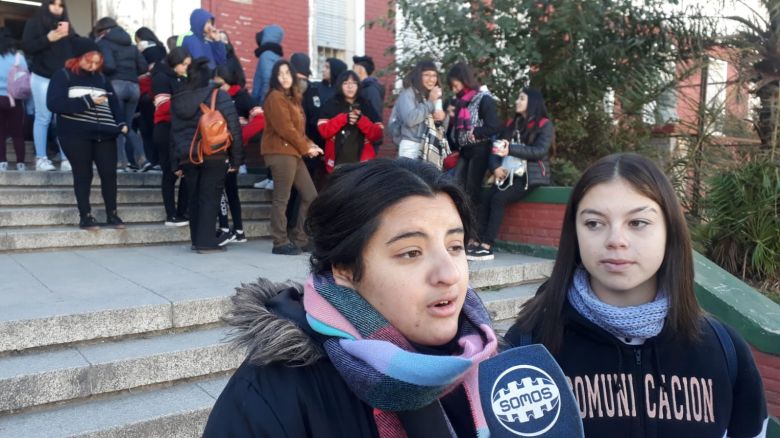 Estudiantes del colegio Nacional reclamaron por falta de calefacción y roturas en las aulas 