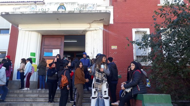 Estudiantes del colegio Nacional reclamaron por falta de calefacción y roturas en las aulas 