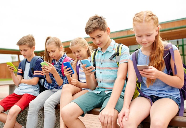 Sugieren regular el uso del celular en los más chicos: "Tiene que haber un uso cuidado de las pantallas" 