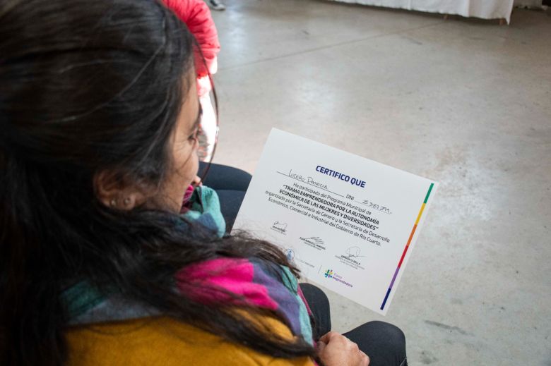 Trama Emprendedora: se entregaron 60 certificados a mujeres que participaron del programa en el barrio Las Delicias