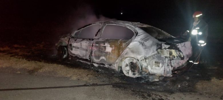 Se incendió un vehículo en proximidades a la localidad Paunero