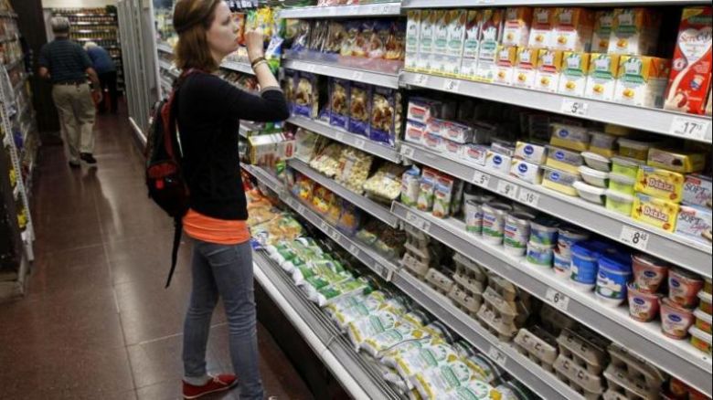 Los precios de alimentos en supermercados siguen en suba y la gente consume cada vez menos