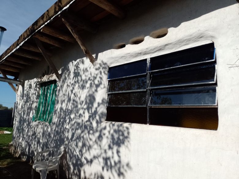 Una familia de Corral de Bustos construyó su vivienda con barro