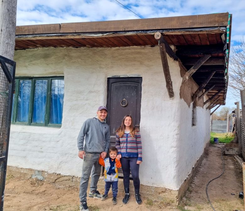 Una familia de Corral de Bustos construyó su vivienda con barro