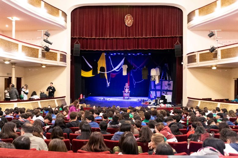 A 47 años de La Noche de los Lápices, más de 400 jóvenes participaron de la presentación de una obra en el Teatro Municipal 