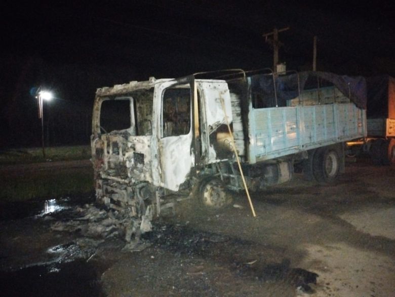 Se incendió por completo la cabina de un camión en Ruta Nacional 35