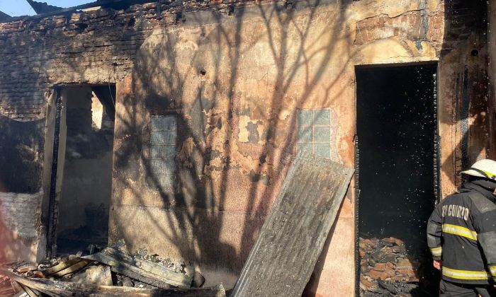 Un voraz incendio dejó sin hogar a una madre con 4 hijos 