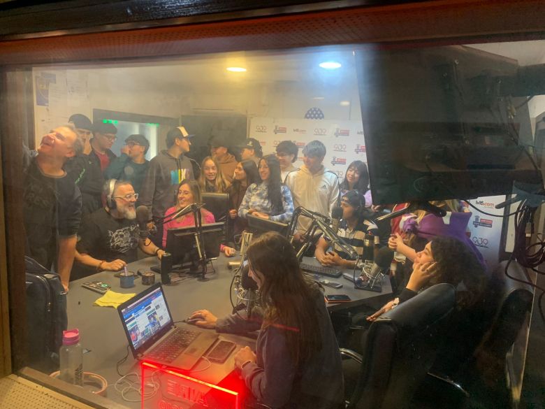 Estudiantes del colegio Juan Pascual Pringles de Mackenna visitaron radio Río Cuarto