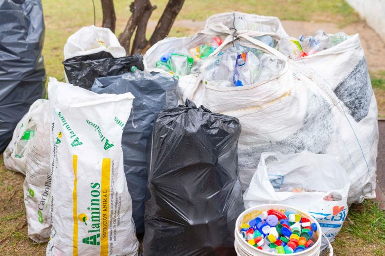 Cuidado del ambiente: firman un convenio con el colegio Santa Eufrasia para el tratamiento de plásticos