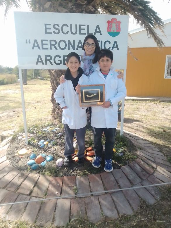 Dos alumnos carretean hacia el futuro en la escuela rural Aeronáutica Argentina 