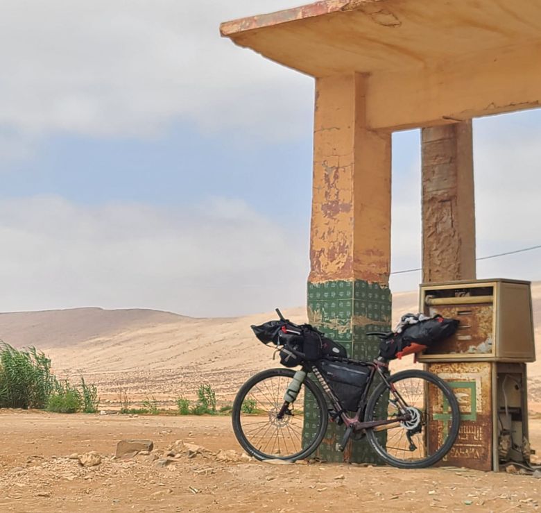 Un argentino rompió el récord Guinness tras cruzar el desierto de Sahara en bicicleta