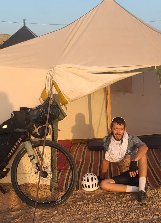 Un argentino rompió el récord Guinness tras cruzar el desierto de Sahara en bicicleta