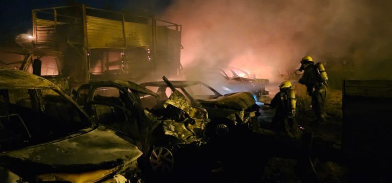 Se quemaron cuatro vehículos que estaban en un depósito judicial de Villa María