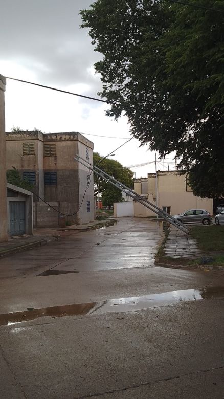 La tormenta que pasó por la ciudad afectó con intensidad a barrio Alberdi