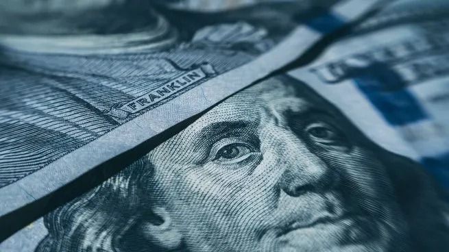 El dólar blue se hunde y perfora los $900 por primera vez en 3 semanas