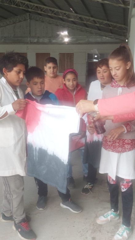 Alumnos de la Escuela Fray Mamerto Esquiú diseñaron su remera de egresados 