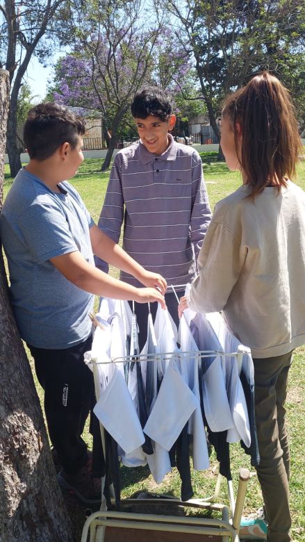 Alumnos de la Escuela Fray Mamerto Esquiú diseñaron su remera de egresados 